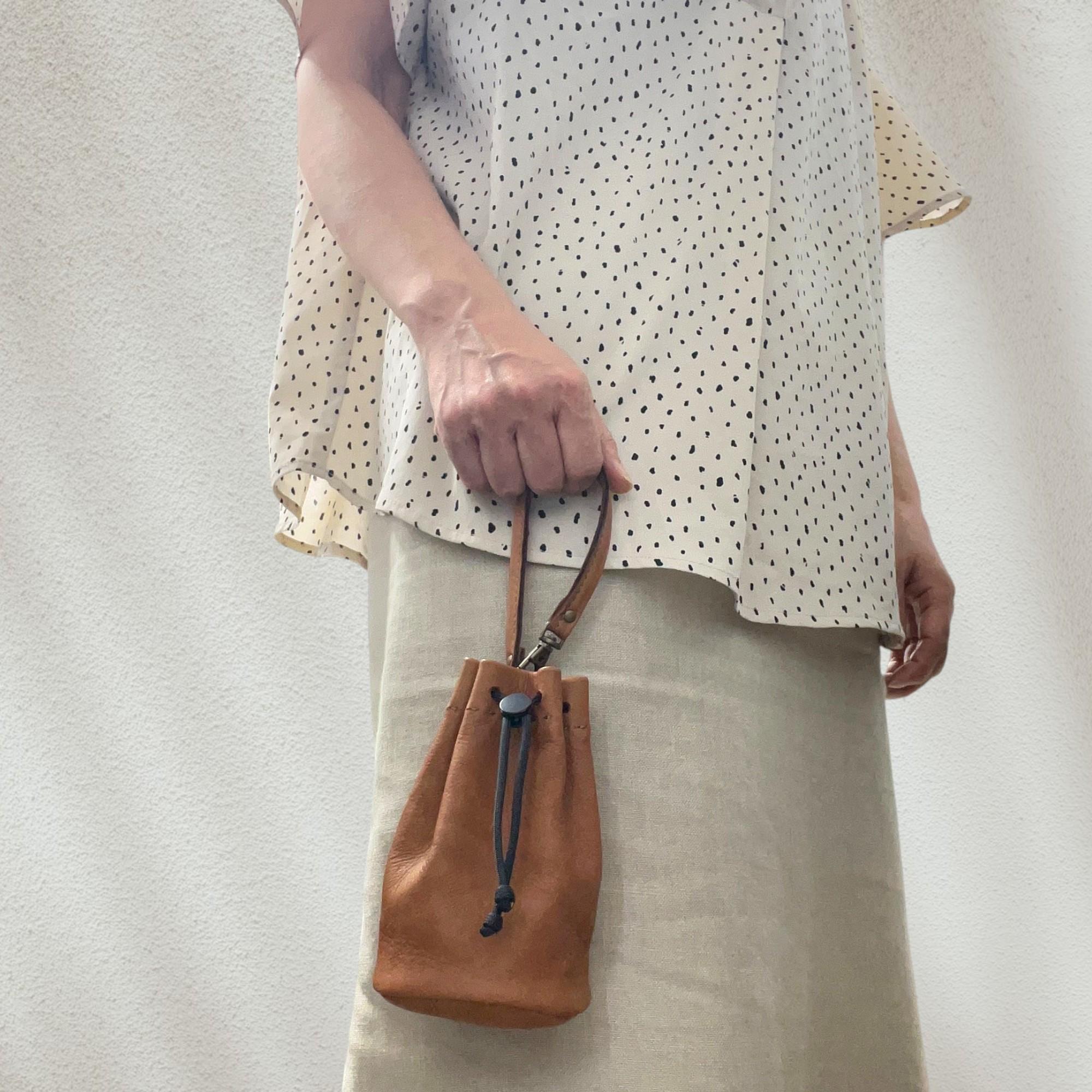 牛革  ミニ巾着 ポーチ ドロストポーチ コスメポーチ 本革キャメル